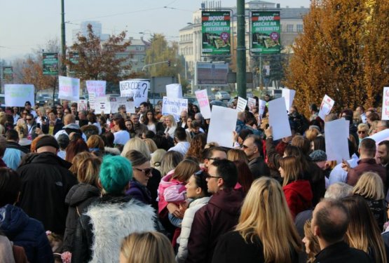 FOTO: Velika množica za takojšnje prenehanje pobijanja psov v BiH!