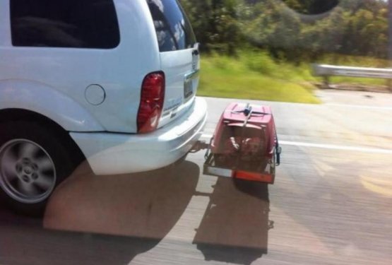 Transporter in kuža pri visoki hitrosti privezani na avtomobil