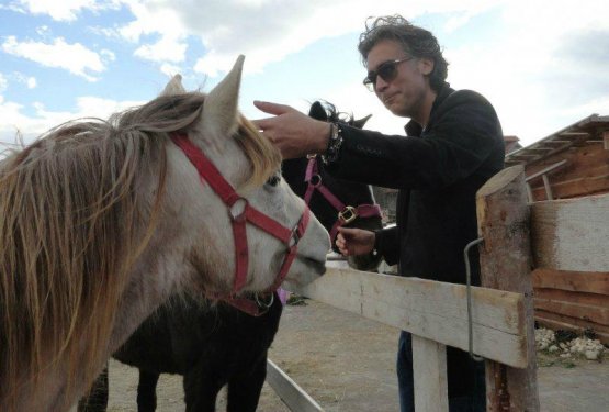 Jan Plestenjak redno obiskuje in pomaga društvu za zaščito konj