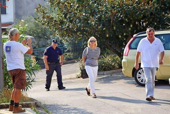Pretepen pes ostaja pri lastnici - kdo je in&scaron;pektorica, ki ni ukrepala?
